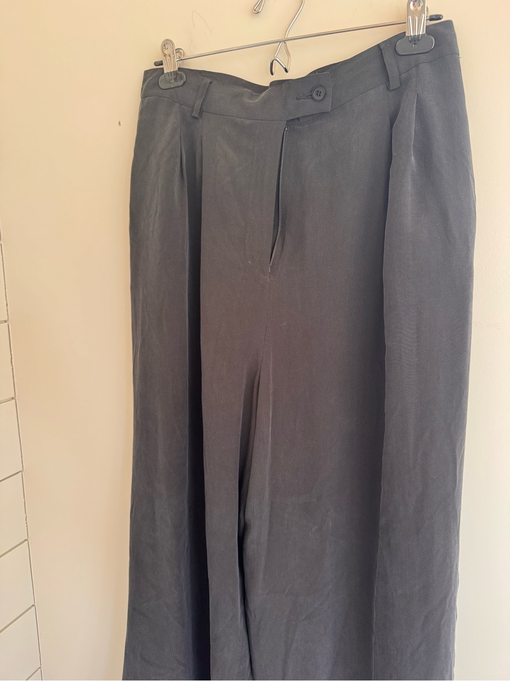 100% Silk Wide-Leg Black Pleated Women’s Trousers - Picture 3 of 7